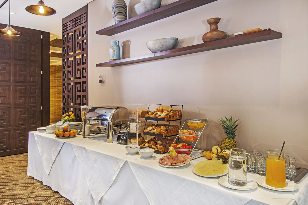 Hotel Morrison Usaquen Bogotá Exteriör bild A buffet table
